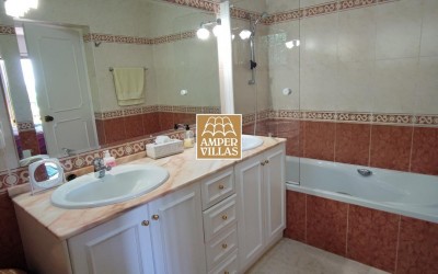 Storslått villa med vakker utsikt og privatliv i Sierra de Altea Golf.